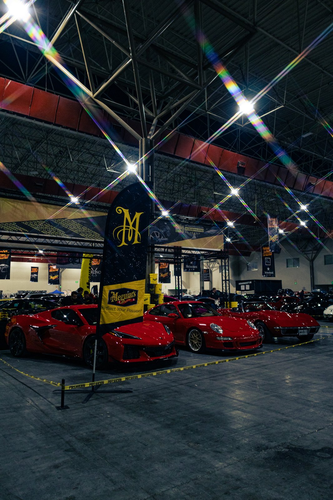 Corvette, Porsche 911 y Corvette clásico en exhibición