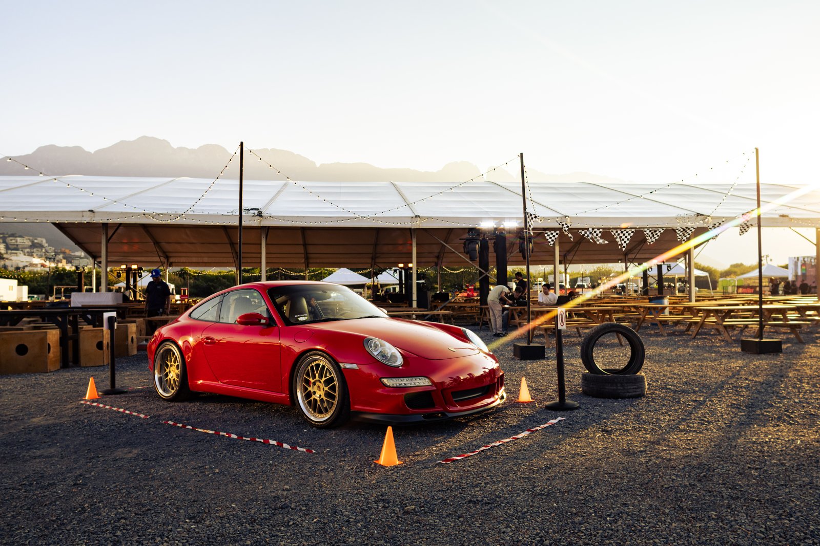 Porsche 911 al atardecer en el evento