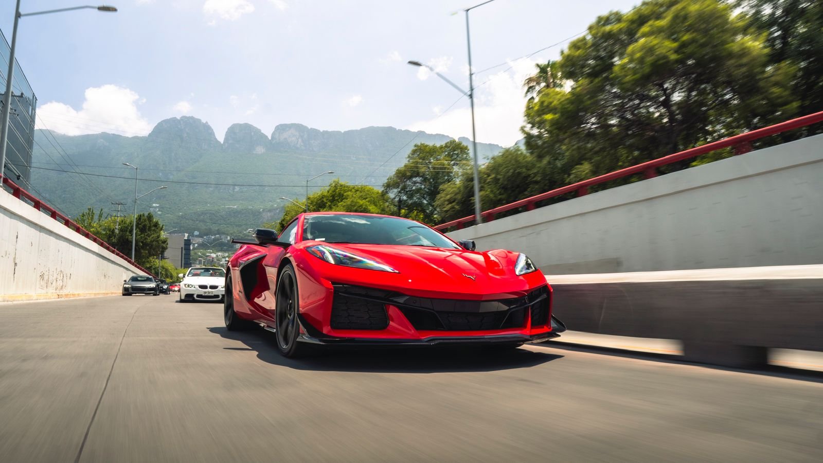Corvette Z06 rodando frente al Cerro de la Silla