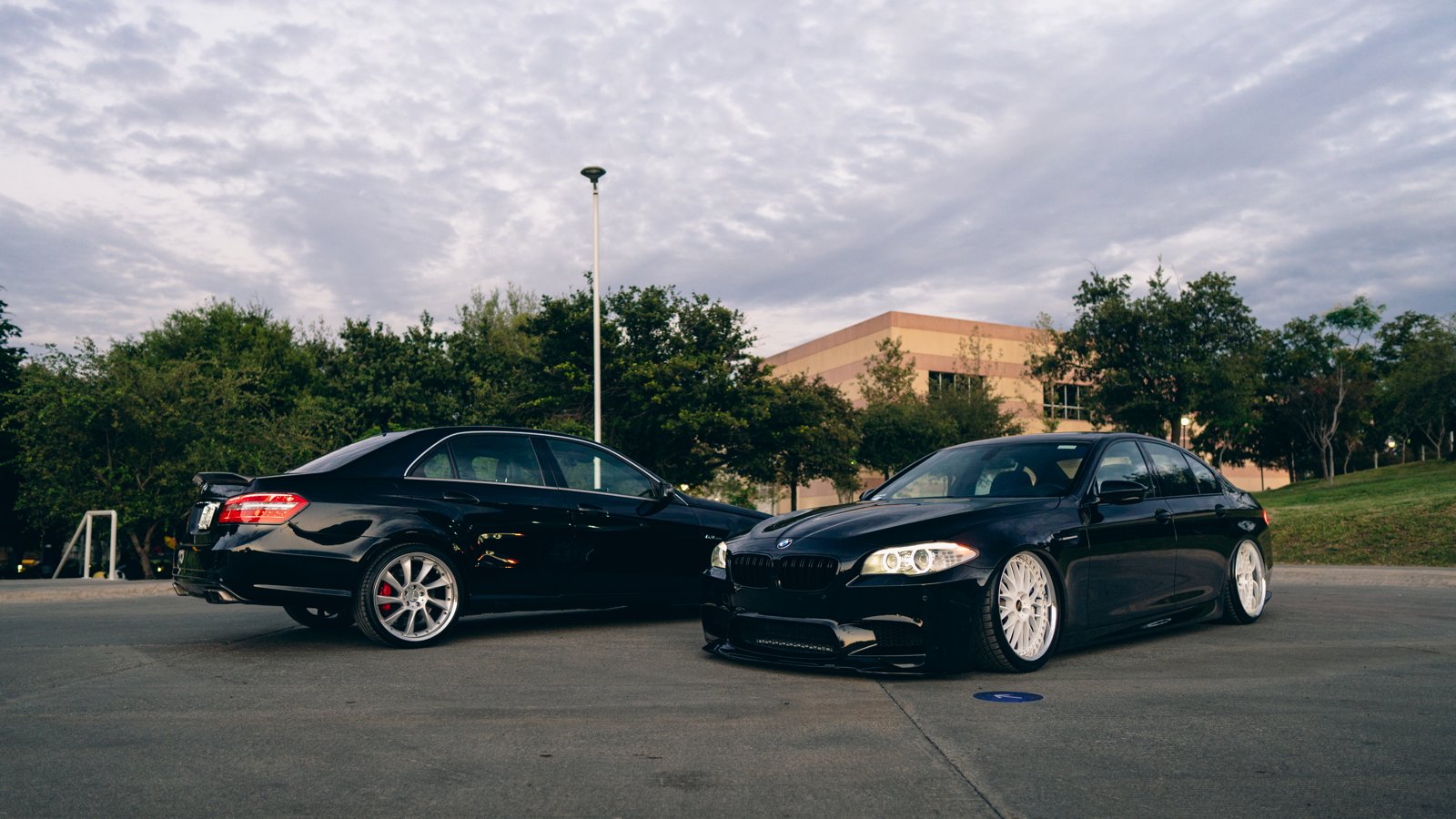 Mercedes y BMW en stance